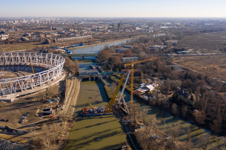 Erection of the pylon for Robinson Bridge, Budapest