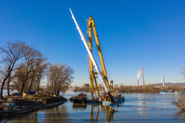 Erection of the pylon for Robinson Bridge, Budapest