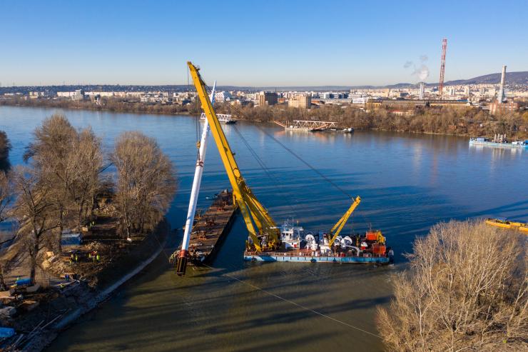 Erection of the pylon for Robinson Bridge, Budapest