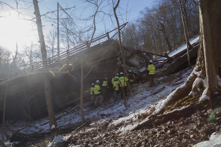??NTSB investigators at the site of the collapsed bridge in Pittsburgh, PA. (Source: James Anderson, NTSB)