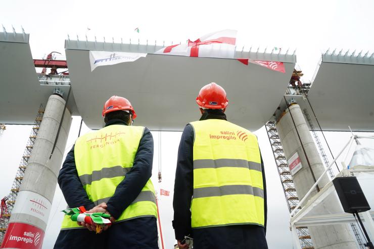 installation of the final span of the new bridge in Genoa