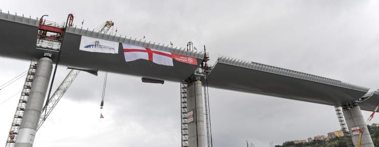 installation of the final span of the new bridge in Genoa