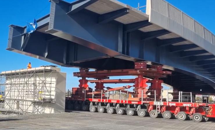 Installation of the 1,450-tonne section of the Gull Wing Bridge