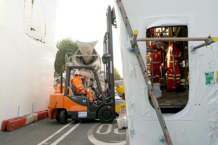 Pedestal repairs at Hammersmith Bridge