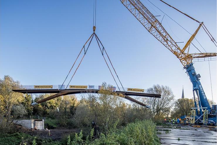 Hemiksem footbridge being lifted into place