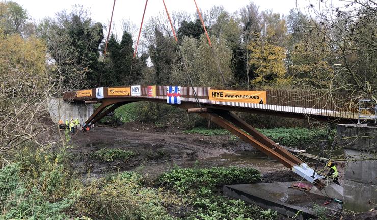 Hemiksem footbridge in position