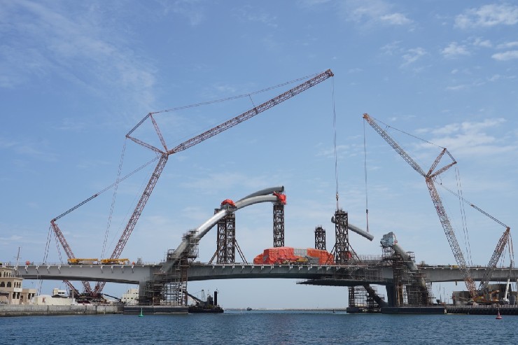Mammoet and Aertssen provided crane services for the erection
