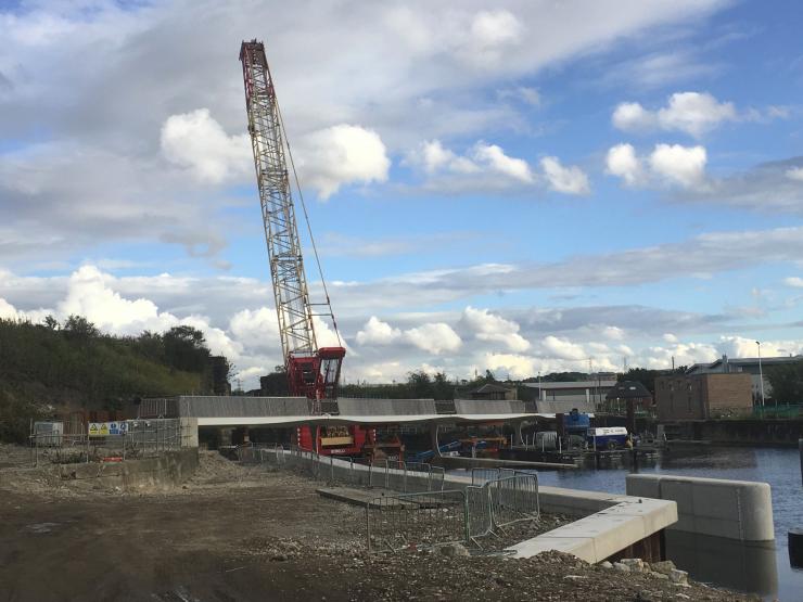 lifting the footbridge at Knostrop Weir