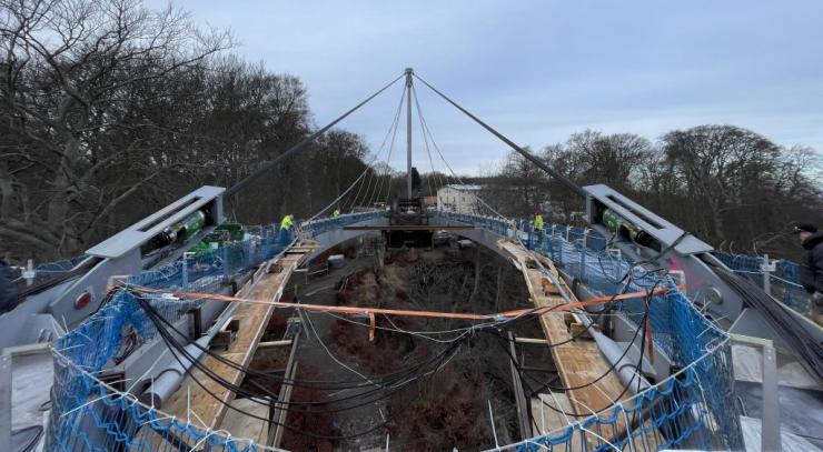 The superstructure is supported from a single mast (photo © sbp/Mathias Nier)