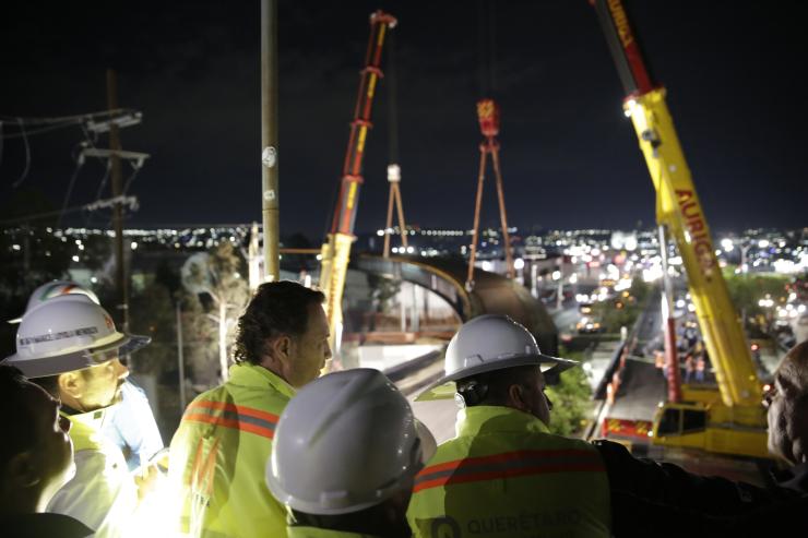 The girder being placed. It collapsed shortly afterwards.