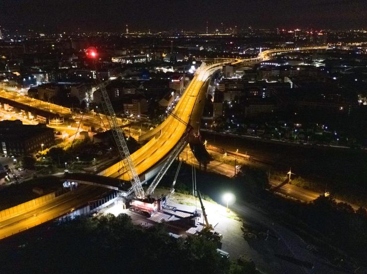 Mammoet's removal of bridge at Vienna freeway junction